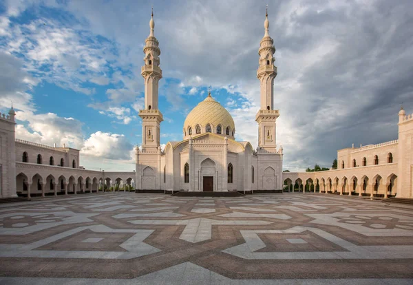 Bolgar şehrindeki güzel beyaz cami güzel mavi bir gökyüzünün arka planında.