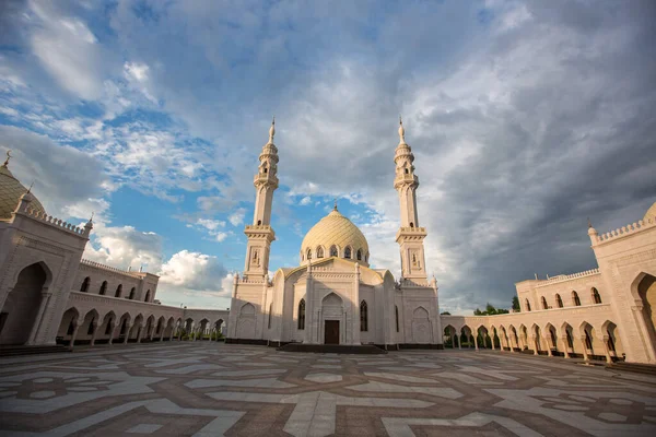 Bolgar şehrindeki güzel beyaz cami güzel mavi bir gökyüzünün arka planında.