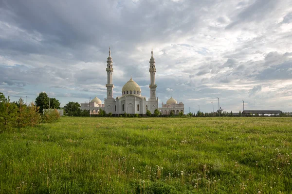 Bolgar şehrindeki güzel beyaz cami güzel mavi bir gökyüzünün arka planında.