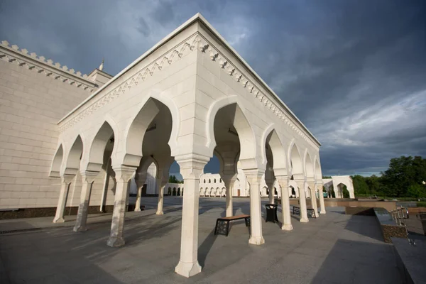 Bolgar şehrindeki güzel beyaz cami güzel mavi bir gökyüzünün arka planında.