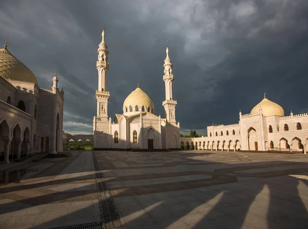 Bolgar şehrindeki güzel beyaz cami güzel mavi bir gökyüzünün arka planında.