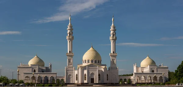 Bolgar şehrindeki güzel beyaz cami güzel mavi bir gökyüzünün arka planında.