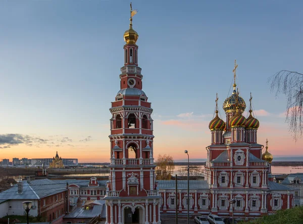 Nizhny Novgorod 'daki Kutsal Bakire Katedrali sonbaharda güzel bir gün batımının arkaplanına ve arka planda Alexander Nevsky Katedrali' ne karşı.