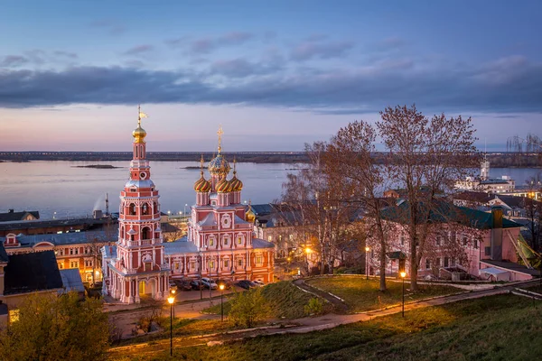Nizhny Novgorod 'daki Kutsal Bakire Katedrali sonbaharda güzel bir gün batımının arkaplanına ve arka planda Alexander Nevsky Katedrali' ne karşı.