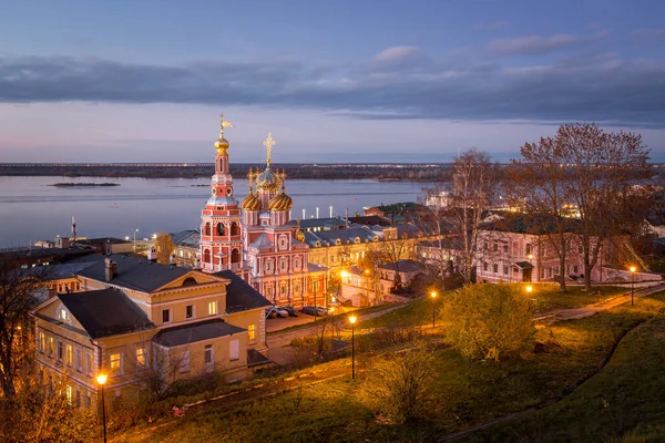 Nizhny Novgorod 'daki Kutsal Bakire Katedrali sonbaharda güzel bir gün batımının arkaplanına ve arka planda Alexander Nevsky Katedrali' ne karşı.