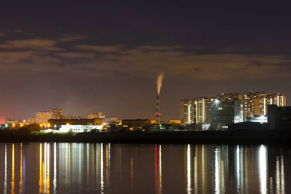Gece şehir ışıkları nehire yansıyor. Nizhny Novgorod, Oka nehri..