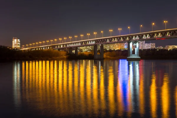 Gece şehir ışıkları nehire yansıyor. Nizhny Novgorod, Oka nehri..
