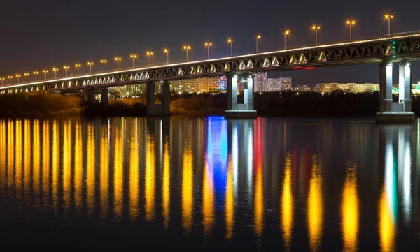 Die Nächtliche Stadtbeleuchtung Spiegelt Sich Fluss Wider Nischni Nowgorod Der — Stockfoto