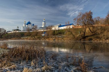 Gölün üzerinde duran güzel beyaz bir kilise buza yansıyor.