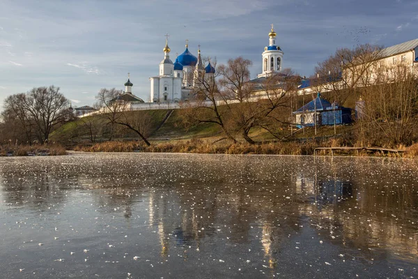 湖の上に立つ美しい白い教会は氷の中に映る — ストック写真