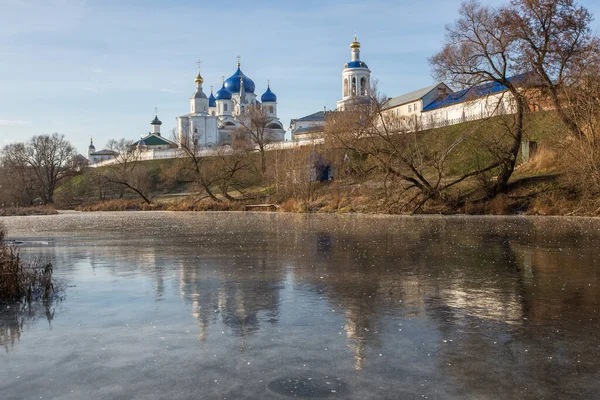 湖の上に立つ美しい白い教会は氷の中に映る — ストック写真