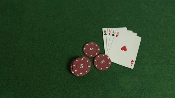 Mesa Póker Combinación Jugar Las Cartas Fichas Poker Diferentes Colores — Foto de Stock