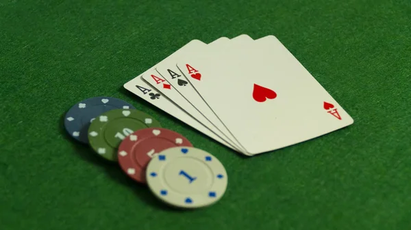 Mesa Póker Combinación Jugar Las Cartas Fichas Poker Diferentes Colores — Foto de Stock