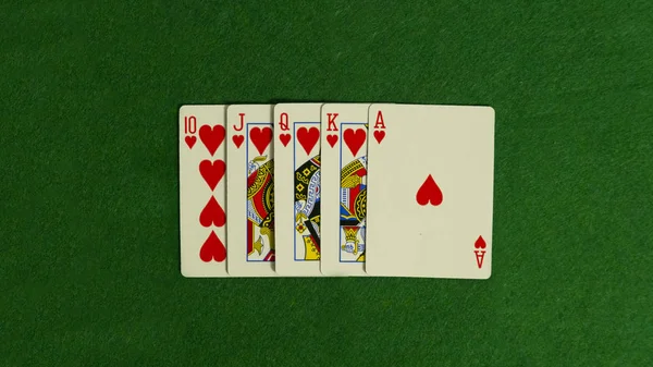 Poker masası. Kağıt oynamanın kombinasyonu. Poker fişleri farklı renklerde. Kumarhanede kazan. Black Jack. Kumarhanede bahis..