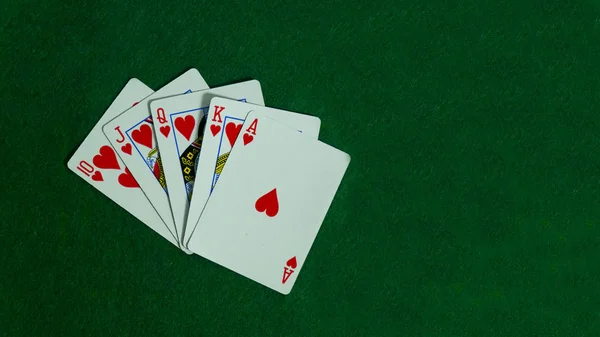 Poker masası. Kağıt oynamanın kombinasyonu. Poker fişleri farklı renklerde. Kumarhanede kazan. Black Jack. Kumarhanede bahis..