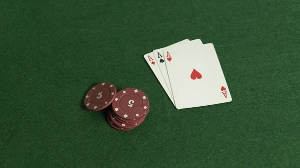 Mesa Póker Combinación Jugar Las Cartas Fichas Poker Diferentes Colores — Foto de Stock