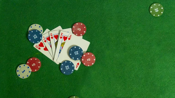 Mesa Póquer Combinação Cartas Jogo Fichas Poker Cores Diferentes Ganhar — Fotografia de Stock