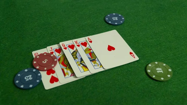 扑克桌 扑克牌的组合 不同颜色的扑克晶片 在赌场赢了 黑杰克 在赌场下注 — 图库照片