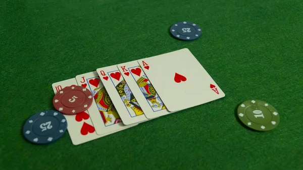 Poker Masası Kağıt Oynamanın Kombinasyonu Poker Fişleri Farklı Renklerde Kumarhanede — Stok fotoğraf