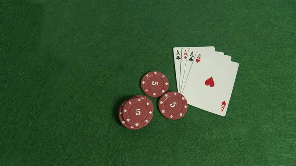 Mesa Póquer Combinação Cartas Jogo Fichas Poker Cores Diferentes Ganhar — Fotografia de Stock