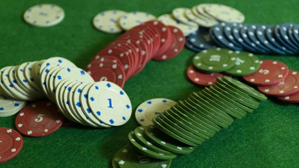 Poker masası. Kağıt oynamanın kombinasyonu. Poker fişleri farklı renklerde. Kumarhanede kazan. Black Jack. Kumarhanede bahis..