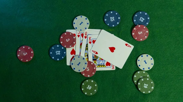 Mesa Póker Combinación Jugar Las Cartas Fichas Poker Diferentes Colores — Foto de Stock