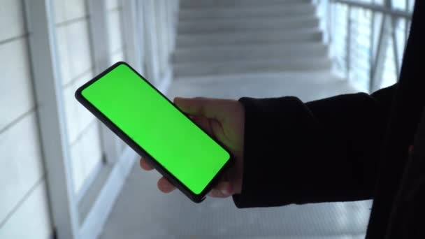 Smartphone Pantalla Verde Mano Hombre Sostiene Teléfono Desplazamiento Pantalla Verde — Vídeo de stock
