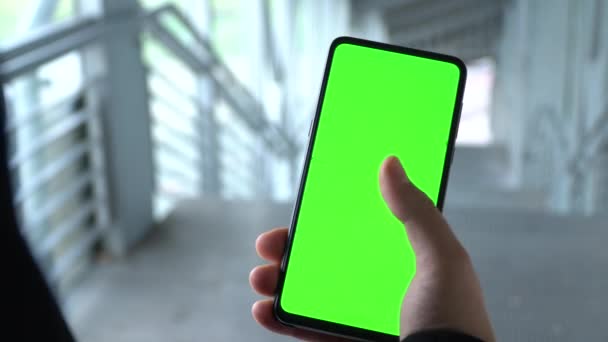 Smartphone Con Schermo Verde Mano Uomo Tiene Telefono Scorrere Sullo — Video Stock