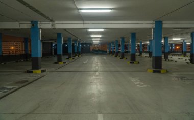 Arabalar için boş gece parkı.
