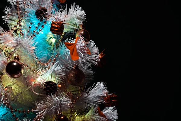 크리스마스 트리에 장식도 어두운 배경에 크리스마스 로고를 갈랜드 색깔의 전구입니다 — 스톡 사진