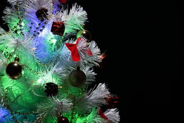 Árbol Navidad Con Decoraciones Árbol Navidad Sobre Fondo Oscuro Espacio — Foto de Stock