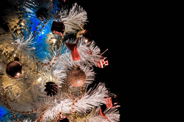 Árbol Navidad Con Decoraciones Árbol Navidad Sobre Fondo Oscuro Espacio —  Fotos de Stock