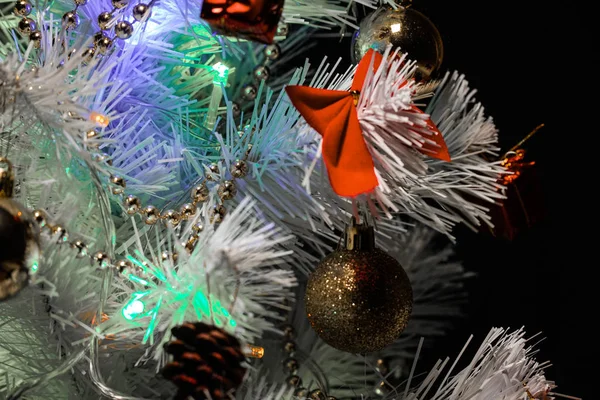 Árbol Navidad Con Decoraciones Árbol Navidad Sobre Fondo Oscuro Espacio — Foto de Stock