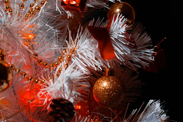 Árbol Navidad Con Decoraciones Árbol Navidad Sobre Fondo Oscuro Espacio — Foto de Stock