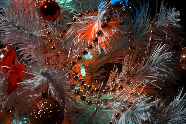 Árbol Navidad Con Decoraciones Árbol Navidad Sobre Fondo Oscuro Espacio — Foto de Stock