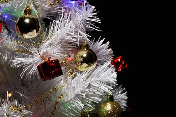 Árbol Navidad Con Decoraciones Árbol Navidad Sobre Fondo Oscuro Espacio —  Fotos de Stock