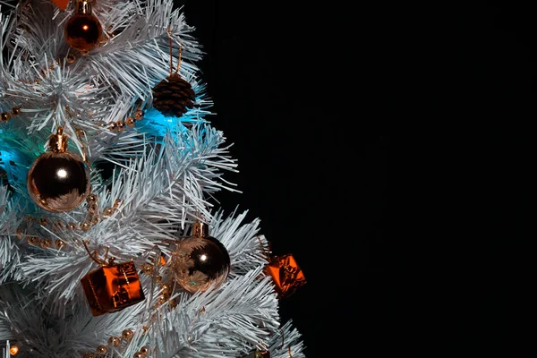 Julgran Med Dekorationer Julgran Mörk Bakgrund Tomma Utrymmen För Logotyp — Stockfoto