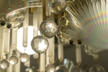 Ev avizesi de dahil. Beyaz lamba. Tavan avizesinin elementi.