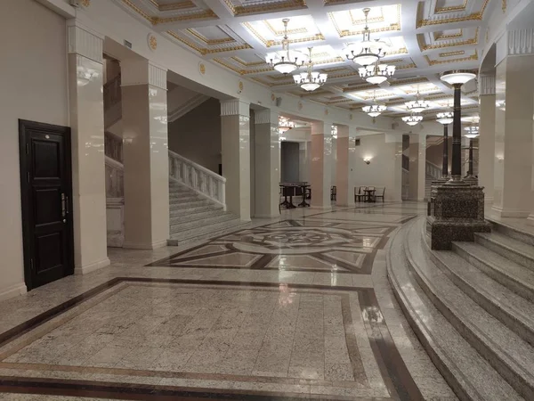 Tiyatronun içi. Boş koridor. Granit kolonlar. Döşeme döşemeleri.