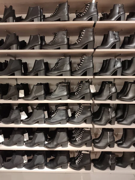 Női Cipők Boltban Cipők Állványon Vannak — Stock Fotó