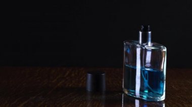 İnsan eli ve püskürtülen ilaç şişe üzerinde siyah parfüm izole yakından görmek