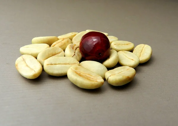                                Kızarmamış Arap kahve çekirdekleri.