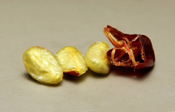                                Kızarmamış Arap kahve çekirdekleri.