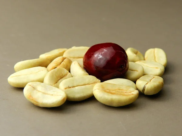                                Kızarmamış Arap kahve çekirdekleri.