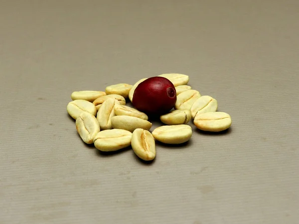                                Kızarmamış Arap kahve çekirdekleri.