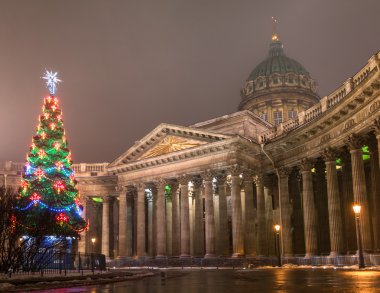 Kazan Katedrali, St. Petersburg, Noel ağacı. Rusya.