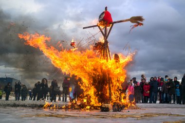 Saint-Petersburg, Rusya-22 Şubat 2015: Bayram Maslenitsa Vasilyevsky Adası.
