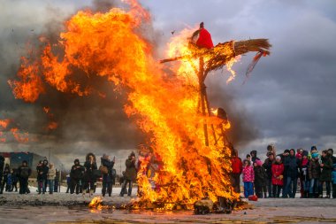 Saint-Petersburg, Rusya-22 Şubat 2015: Bayram Maslenitsa Vasilyevsky Adası.