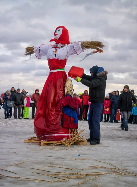 San Petersburgo, Rusia - 22 de febrero de 2015: Fiesta de Maslenitsa en la isla de Vasilyevsky . — Foto de Stock