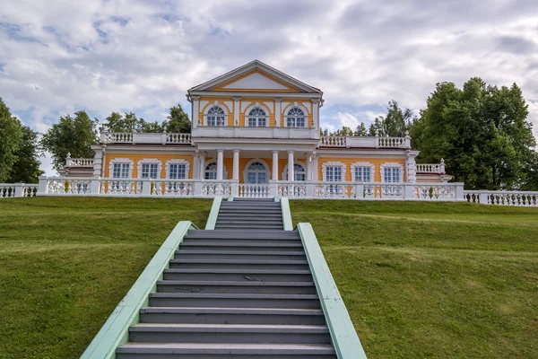 Palacio de viajes del emperador Pedro Magno en Strelna, San Petersburgo, Rusia . —  Fotos de Stock